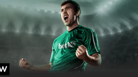 国足连败，沙场失利！晨报：林良铭染红，蒋光太不幸受伤