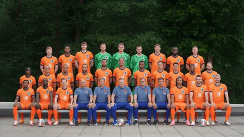 欧冠赛前，皇马主席与本菲卡鲁伊科斯塔互赠礼品